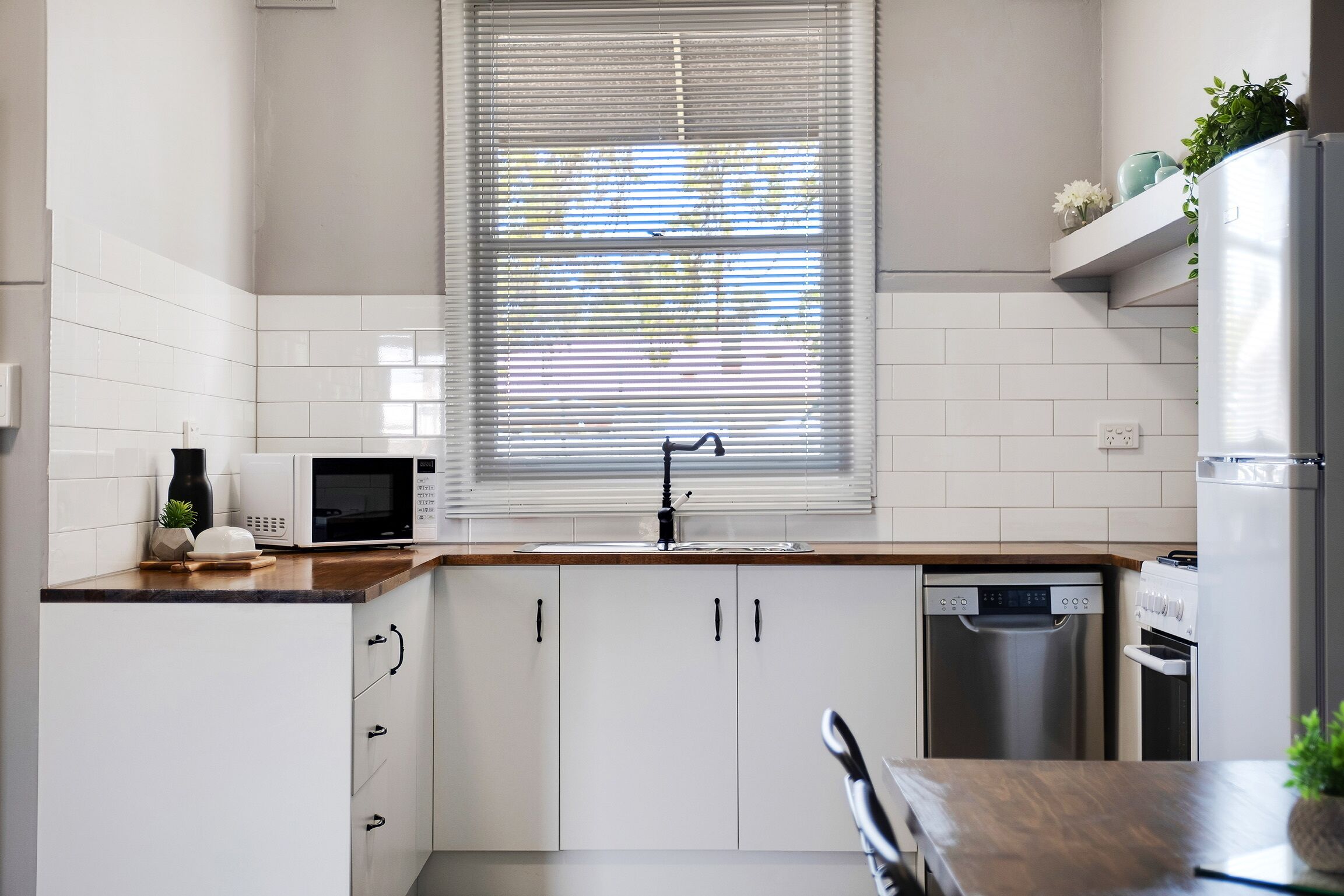 Køleskab/fryser i fuld størrelse, mikrobølgeovn, ovn, kogeplade