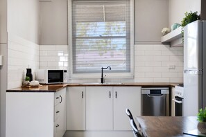 Großer Kühlschrank, Mikrowelle, Ofen, Herdplatte