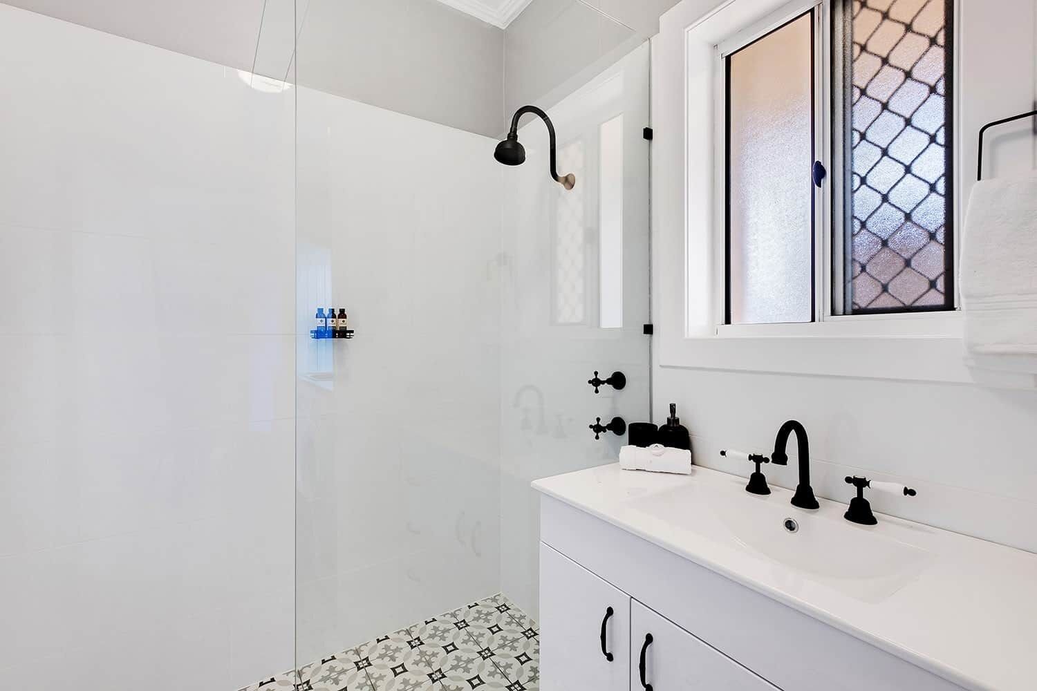 Douche, sèche-cheveux, serviettes fournies, savon