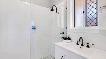 Douche, sèche-cheveux, serviettes fournies, savon