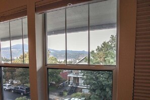 Interior - Light & Bright - 2 Bedrooms, 2 Bathrooms - Blocks from Downtown with River Views (Hood River)