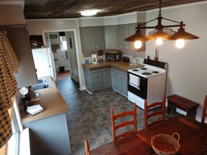 Fridge, microwave, oven, stovetop - Big Spring Bed & Breakfast (Williamsville)