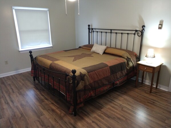 3 makuuhuonetta, silitysrauta/-lauta, ilmainen Wi-Fi, vuodevaatteet