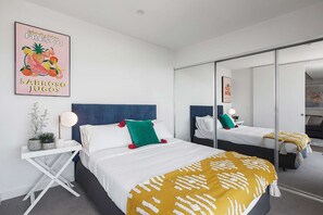 2 bedrooms, iron/ironing board, WiFi, bed sheets - Ilixir Apartments by Ready Set Host (Cheltenham)