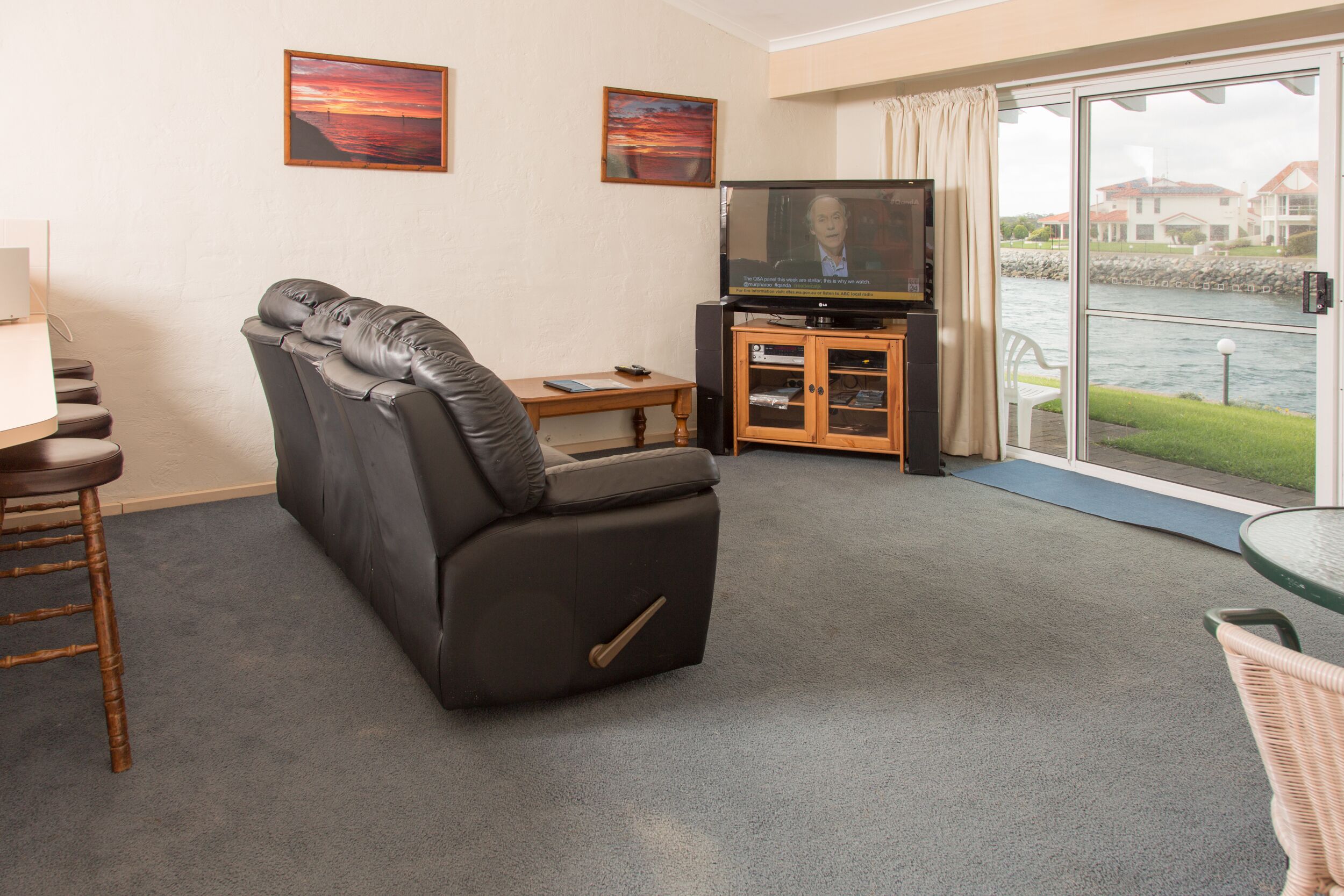 Waterfront 2 bedroom Apartment located on the town side of the Marina