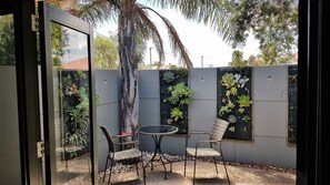 Outdoor dining - The Courtyard - Garden View Studio (Port Pirie South)