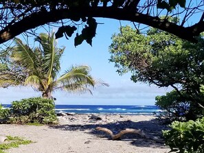Sun loungers, beach towels - Going Green at the Kuleana Ranch. (Naalehu)