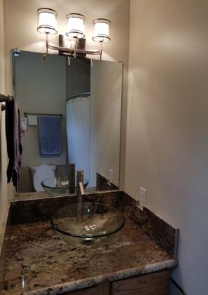Shower, hair dryer, towels, soap - Going Green at the Kuleana Ranch. (Naalehu)