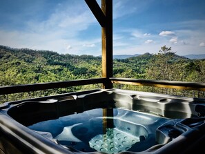 Outdoor spa tub - Stunning Views/Hot Tub/FP/Hiking/Lake Access/WI-FI (Bryson City)