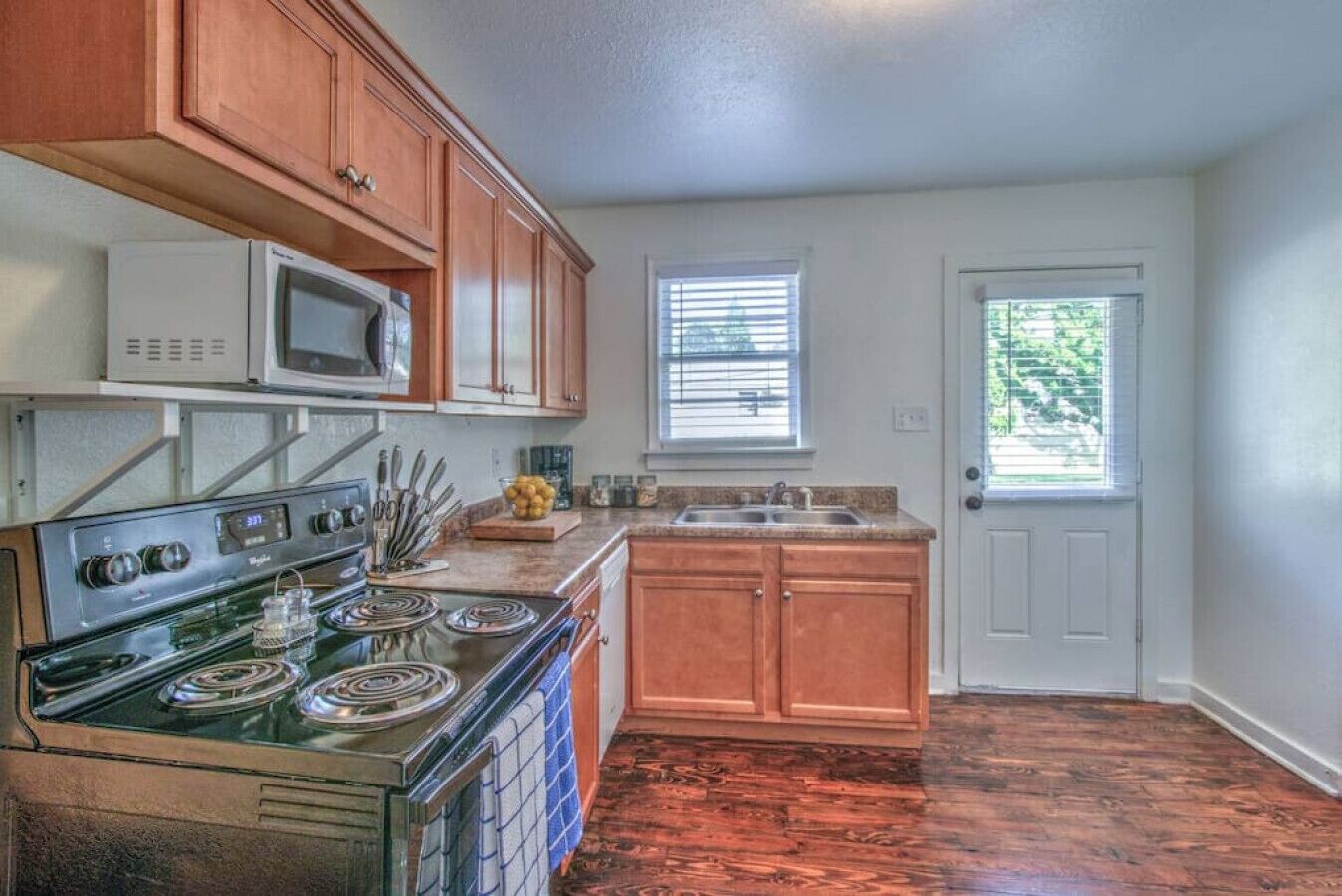 冷蔵庫、電子レンジ、オーブン、コンロ