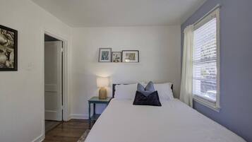 1 bedroom, desk, iron/ironing board, WiFi