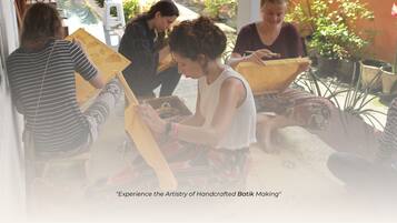 Guests can engage in traditional crafts, such as weaving, in this inviting space.