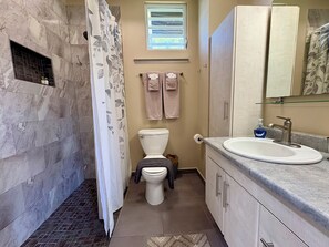 Shower, hair dryer, towels - A place to stay after you play all day! Private beach path! (Isabela)