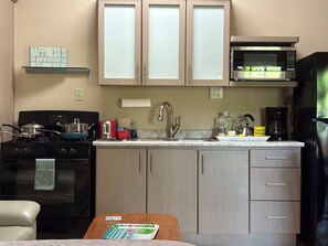 ثلاجة، ميكروويف، فرن، موقد طهي مسطح