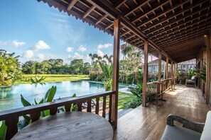 屋外ダイニングエリア