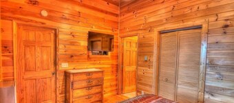The Pinewoods: Secluded with hot tub, dark skies and sunsets beckon