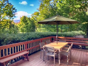Outdoor dining - Killington Cabin: Right Unit - Sleeps 10 in 4 BR, 2 BA Cozy Escape (Killington)