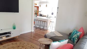 Smart-TV, Kamin, Bücher