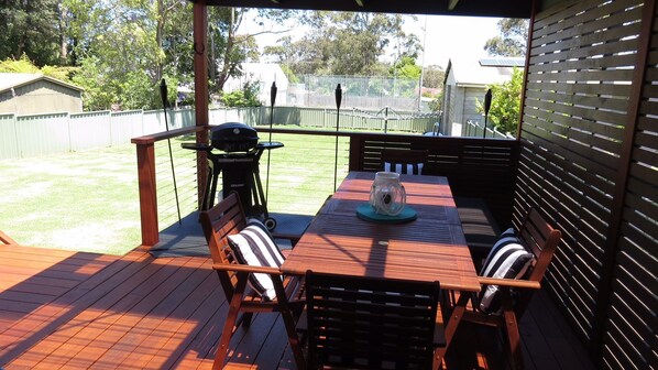 Outdoor dining - Husky Central, luxury, 2 minute walk to town, pet friendly, wi-fi, hygenic, warm (Huskisson)