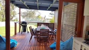 Outdoor dining - Husky Central, luxury, 2 minute walk to town, pet friendly, wi-fi, hygenic, warm (Huskisson)
