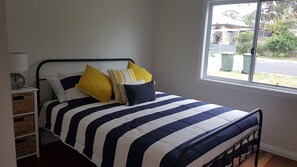 3 bedrooms, iron/ironing board, free WiFi, bed sheets - Husky Central, luxury, 2 minute walk to town, pet friendly, wi-fi, hygenic, warm (Huskisson)