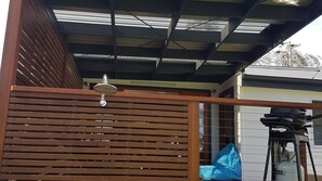 Property grounds - Husky Central, luxury, 2 minute walk to town, pet friendly, wi-fi, hygenic, warm (Huskisson)