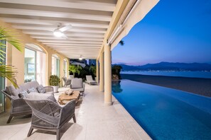 Een buitenzwembad, een verwarmd zwembad