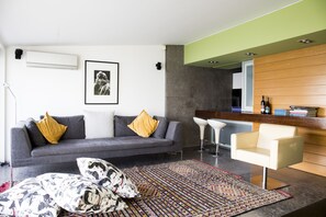 Smart TV, reproductor de DVD, libros y estéreo 