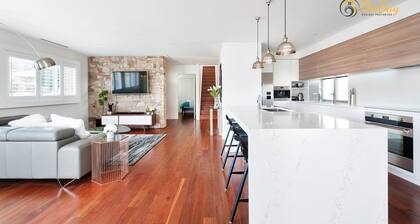 Luxury in Corlette - 4 Drungall Ave - Beautiful Home with Air Con and WiFi