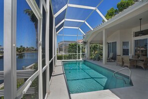 Una piscina al aire libre, una piscina climatizada