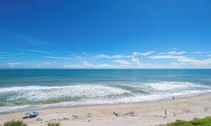 Am Strand, Liegestühle, Strandtücher