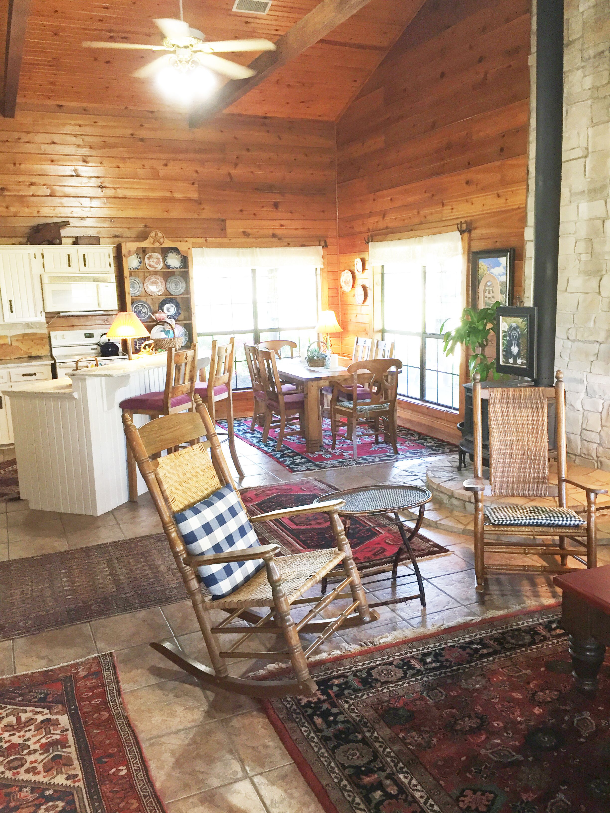 Charming Farmhouse Near Round Top sleeps 9