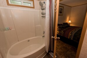 Combined shower/bathtub, hair dryer, towels, soap - C&C Home -Rural, Private, Fire Place, Quality (Nelson)