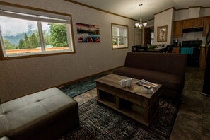 Smart-tv, een open haard, videospelletjes en een dvd-speler