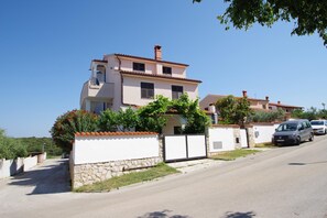 Exterior - Holiday apartment with shared pool in village Banjole (Banjole)