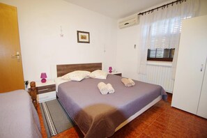 3 bedrooms, free WiFi, bed sheets - Holiday apartment with shared pool in village Banjole (Banjole)