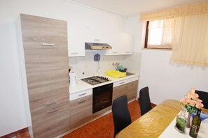 ثلاجة، ميكروويف، فرن، موقد طهي مسطح