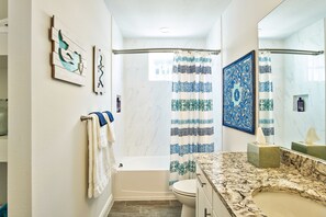 Shower, hair dryer, towels, soap - New Luxury 3/3 Margaritaville Resort (Bradenton)