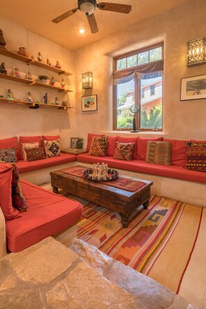 Una Smart TV, una chimenea