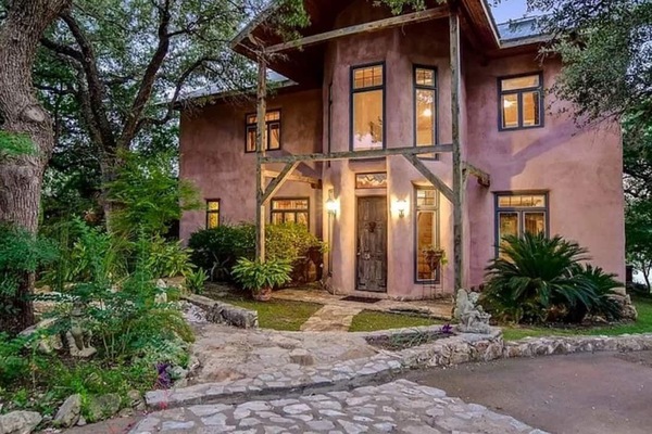 Stunning entrance of property...