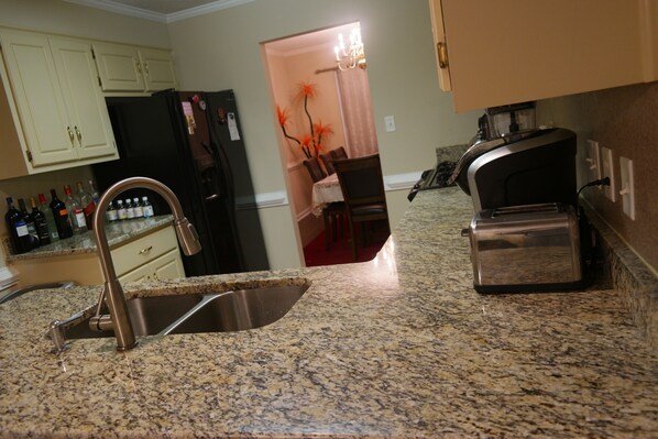 Fridge, microwave, oven, stovetop - One of the best location for the Golf Tournament. Only minutes to city center. (Grovetown)