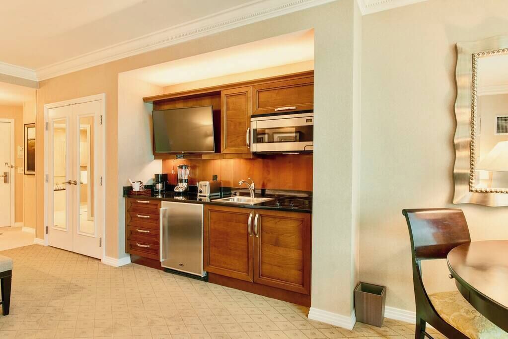 Een koelkast, een magnetron, een kookplaat