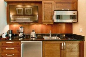 Kühlschrank, Mikrowelle, Herdplatte, Wasserkocher mit Kaffee-/Teezubehör