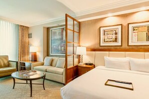 1 camera, una cassaforte in camera, una scrivania, ferro/asse da stiro