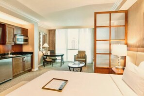 1 Schlafzimmer, Zimmersafe, Schreibtisch, Bügeleisen/Bügelbrett