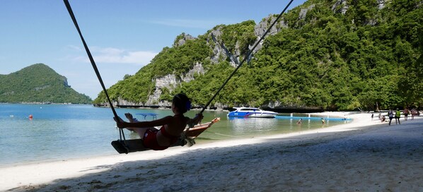 Nära stranden, solstolar och strandhanddukar