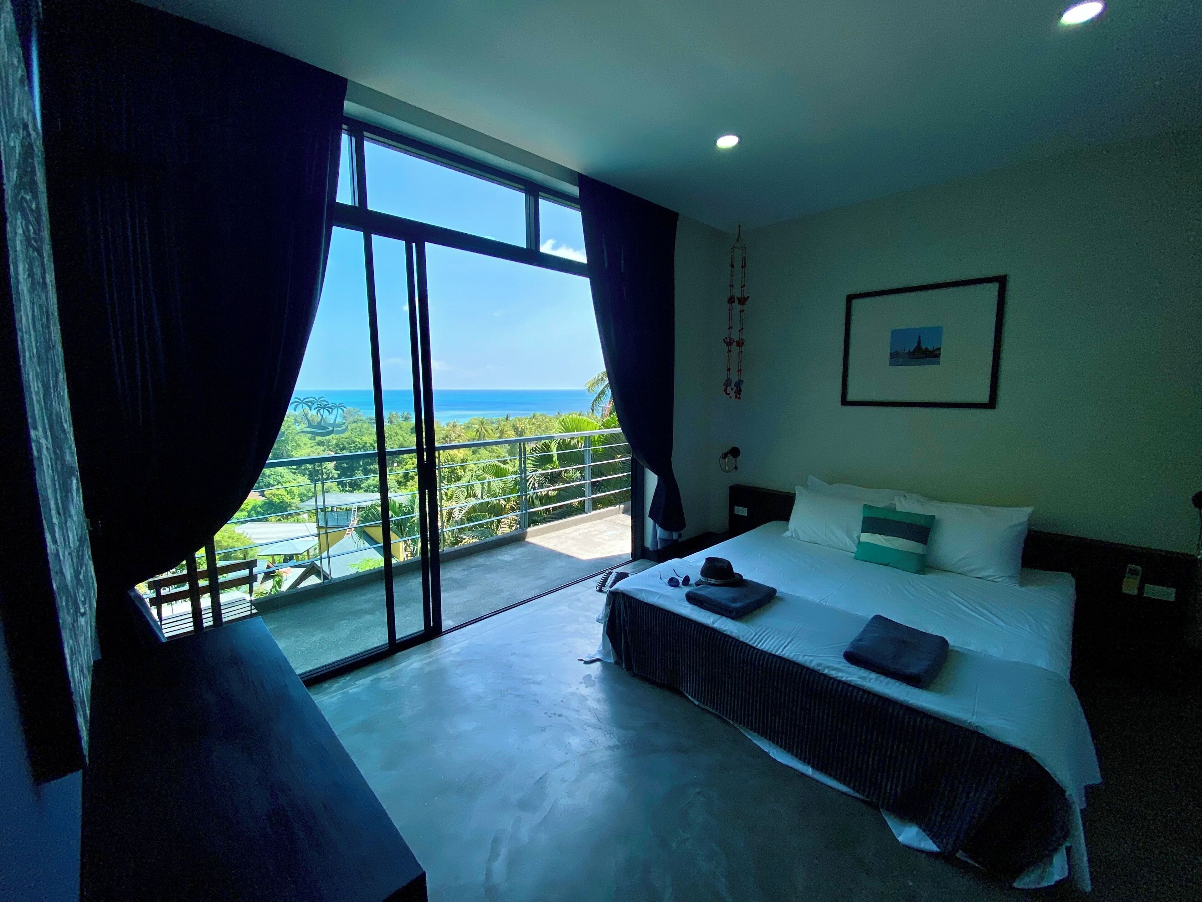 2 makuuhuonetta, tallelokero huoneessa, työpöytä, silitysrauta/-lauta