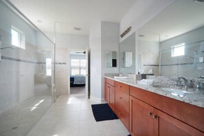 Combined shower/bathtub, towels