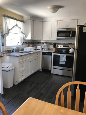 冰箱、微波炉、烤箱、炉灶