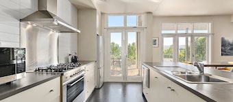 Close to beautiful City Park & a short walk to the CBD